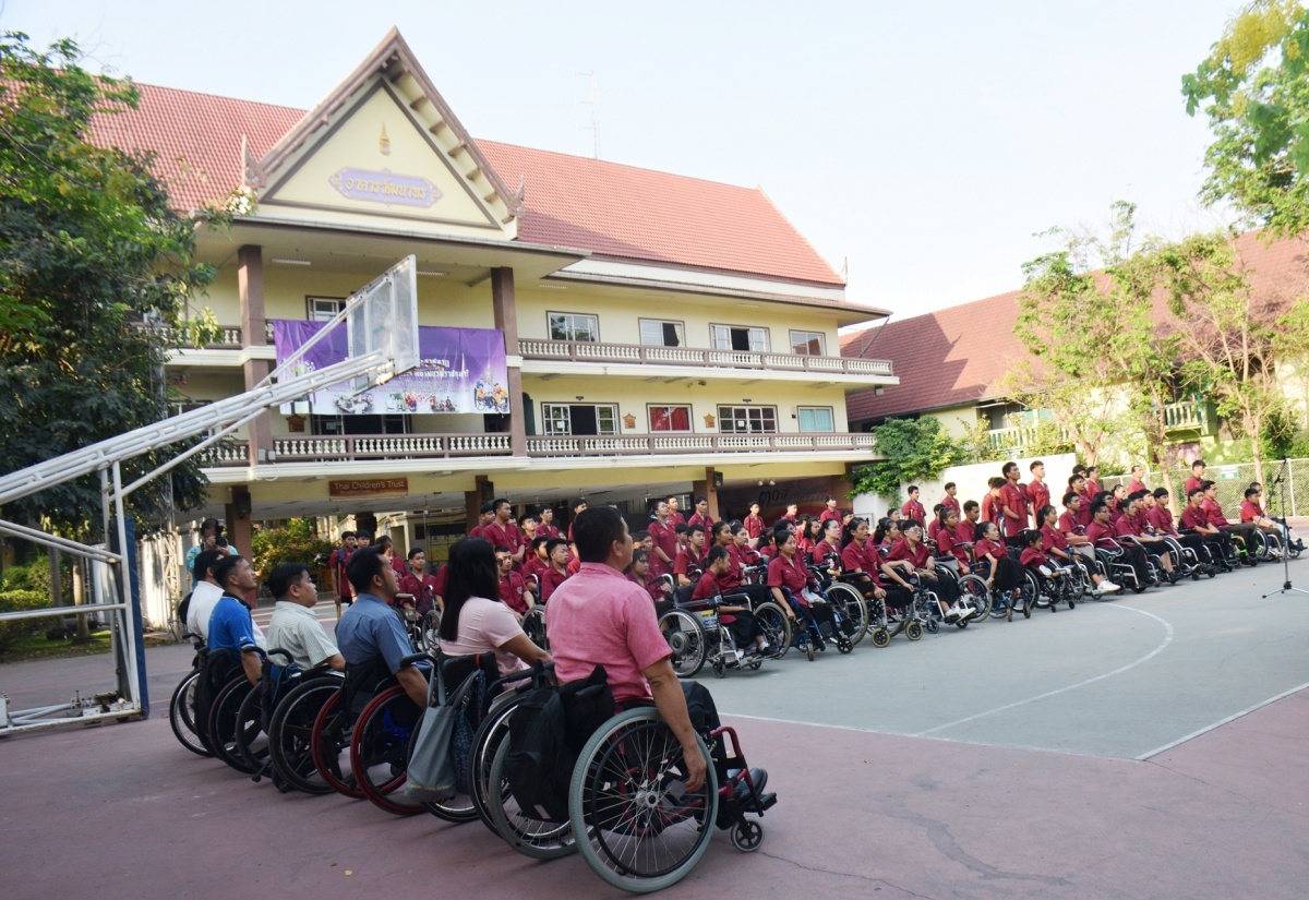 ซ สเตอร กฤษดา สาตร พ นธ ผ แทนผ ร บใบอน ญาต ซ สเตอร ล กษณาวด วงษ ว ไลวาร นทร ผ อำนวยการ นำคณะคร และน กเร ยน ช นม ธยมศ กษาป ท ๖ จากโรงเร ยนพระหฤท ยดอนเม อง เย ยมชม ว ทยาล ยเทคโนโลย พระมหาไถ พ ทยา